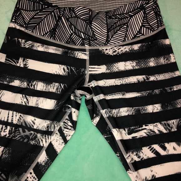 Lululemon Wunder Under Crop 8 - Picture 2 of 3